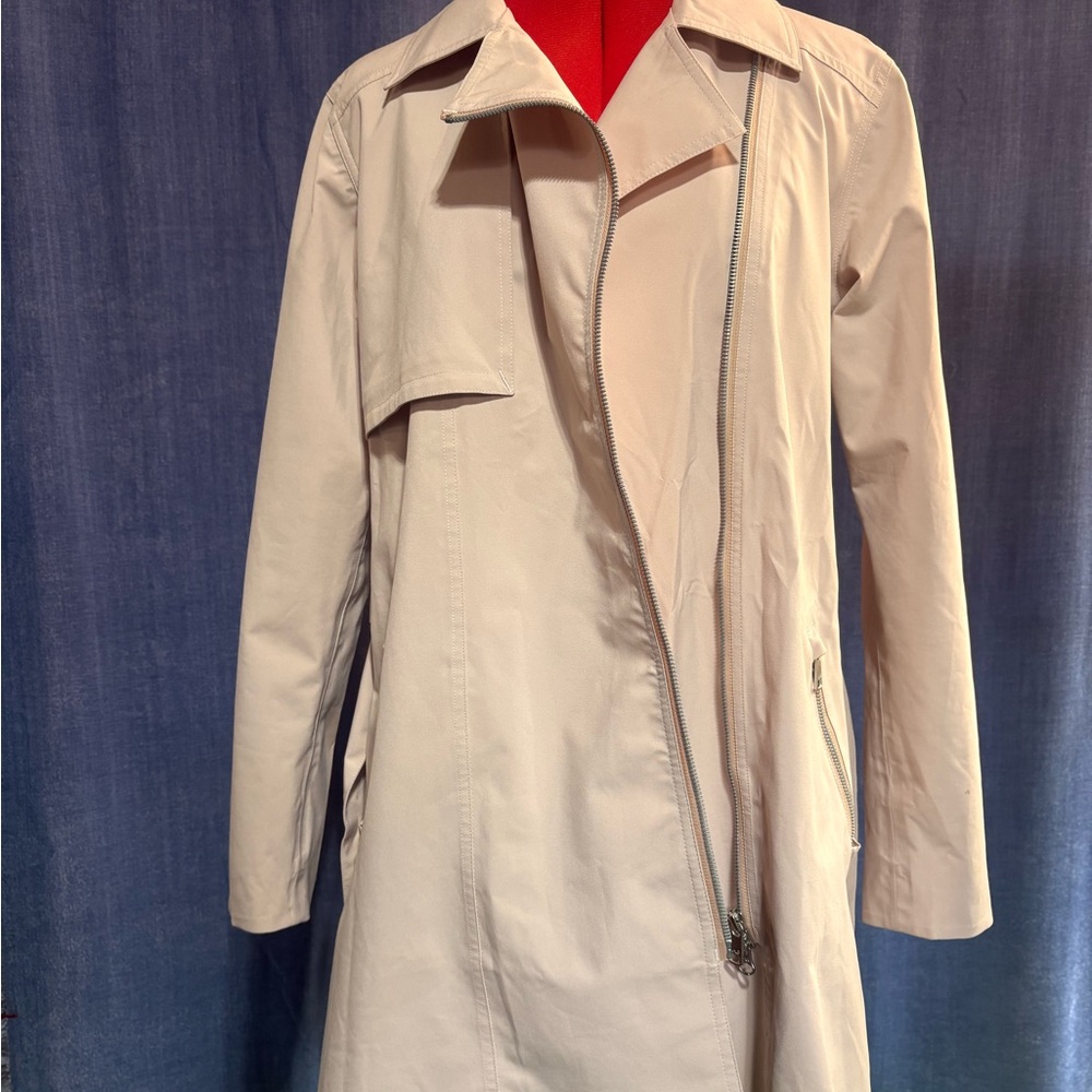 Lole Cream Trench Coat with Notched Collar and Belted Waist